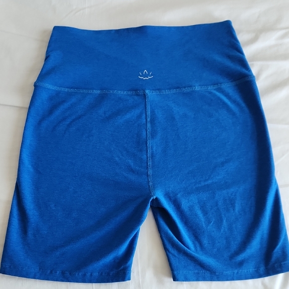 Beyond Yoga Vibrant Blue Bike Shorts - Picture 1 of 8